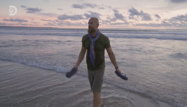 "Ciężarówką przez Indonezję": Biegiem na plażę!